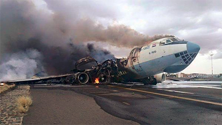 los bombardeos destrozan un avión civil en el aeropuerto de Sanaa La ONU exige el cese de bombardeo saudí contra el aeropuerto de Sanaa